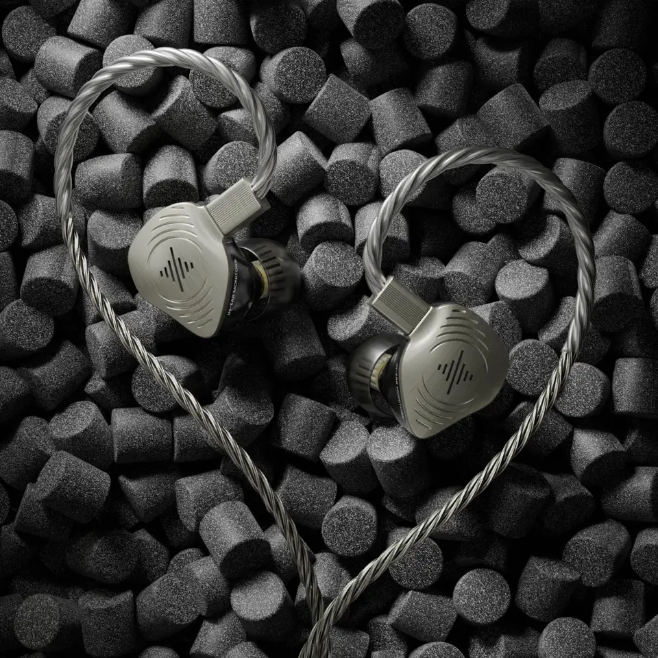 Soundbrenner Wave Pro 2 earphones and their braided cable